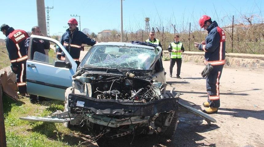 Direğe &Ccedil;arpan Otomobilin Kapısı Fırladı: 2 Yaralı