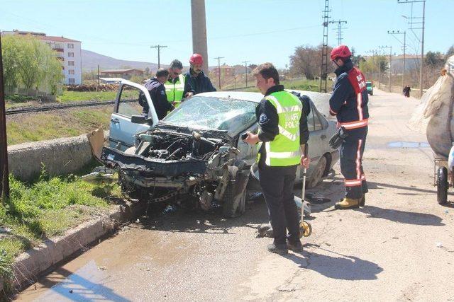 Direğe Çarpan Otomobilin Kapısı Fırladı: 2 Yaralı