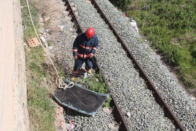 Direğe Çarpan Otomobilin Kapısı Fırladı: 2 Yaralı