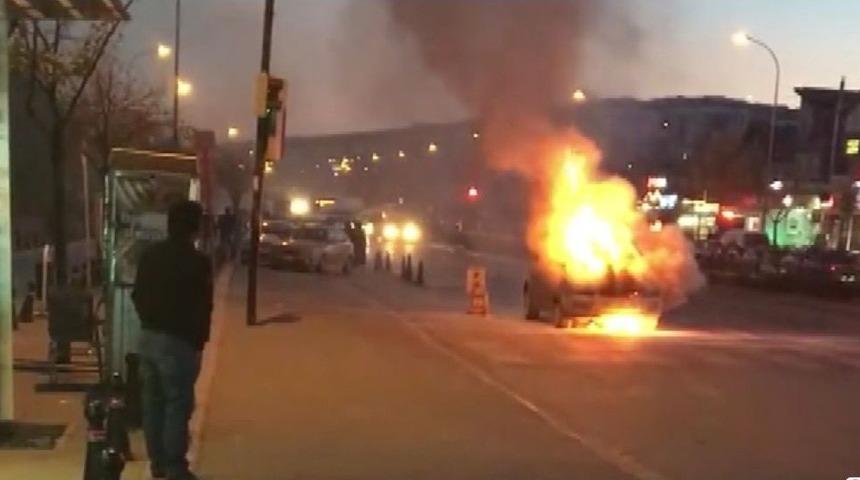 Kırmızı Işıkta Bekleyen Otomobil Alev Alev Yandı