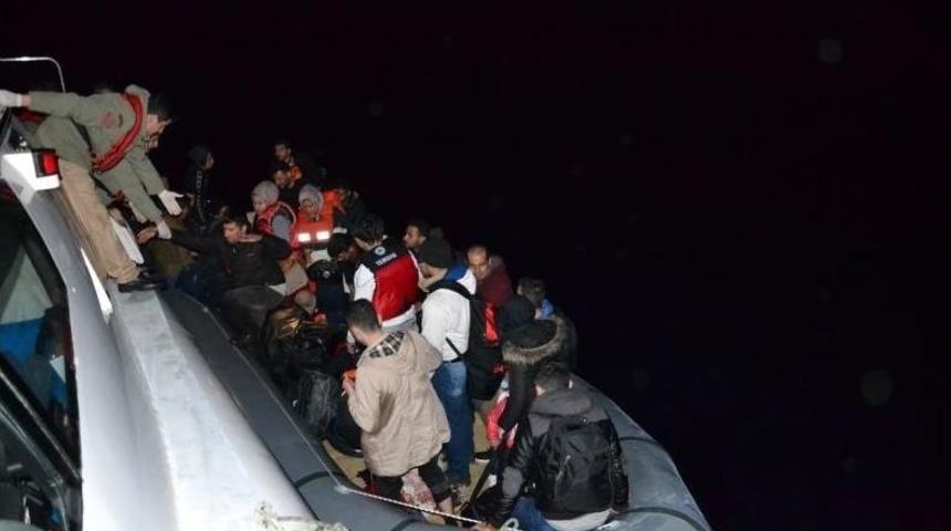 Suriyeli 62 G&ouml;&ccedil;menin Ege Denizi&rsquo;nde Kurtarılma Anları Kameraya Yansıdı