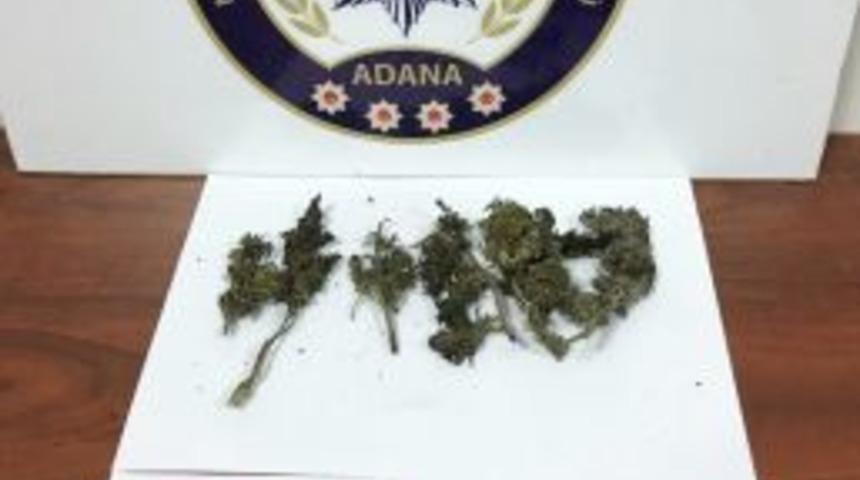 Polisi G&ouml;r&uuml;nce Torbacılar Uyuşturucuyu Sobaya Attı