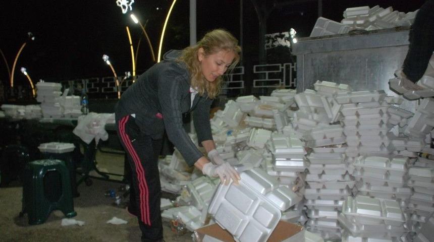 Hayvanlar İ&ccedil;in, İftar &Ccedil;adırından Artık Yemek Topluyorlar