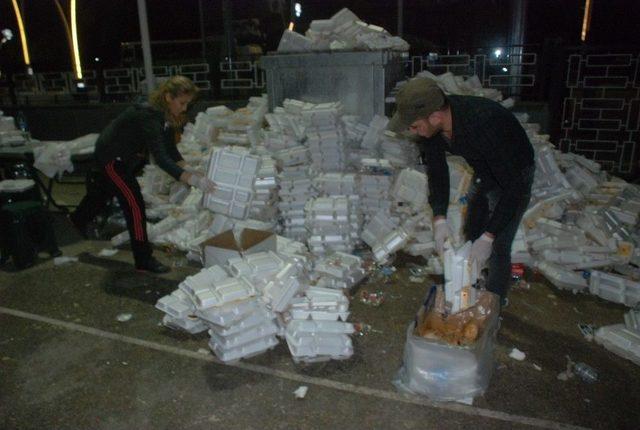 Hayvanlar İçin, İftar Çadırından Artık Yemek Topluyorlar