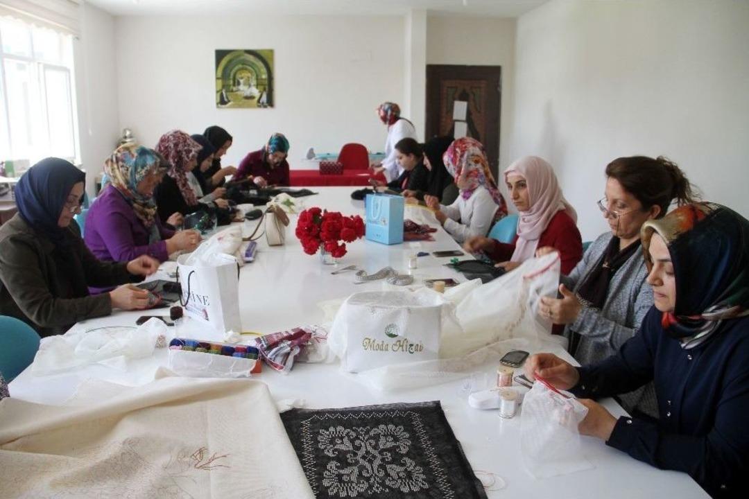 Kadınlar Hem Geleneklerini Yaşatıyor, Hem Ekonomilerine Katkı Sağlıyor