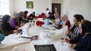 Kadınlar Hem Geleneklerini Yaşatıyor, Hem Ekonomilerine Katkı Sağlıyor