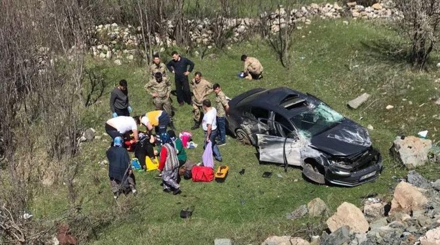 G&uuml;m&uuml;şhane&rsquo;de Virajı Alamayan Otomobil Bah&ccedil;eye Yuvarlandı: 3 Yaralı