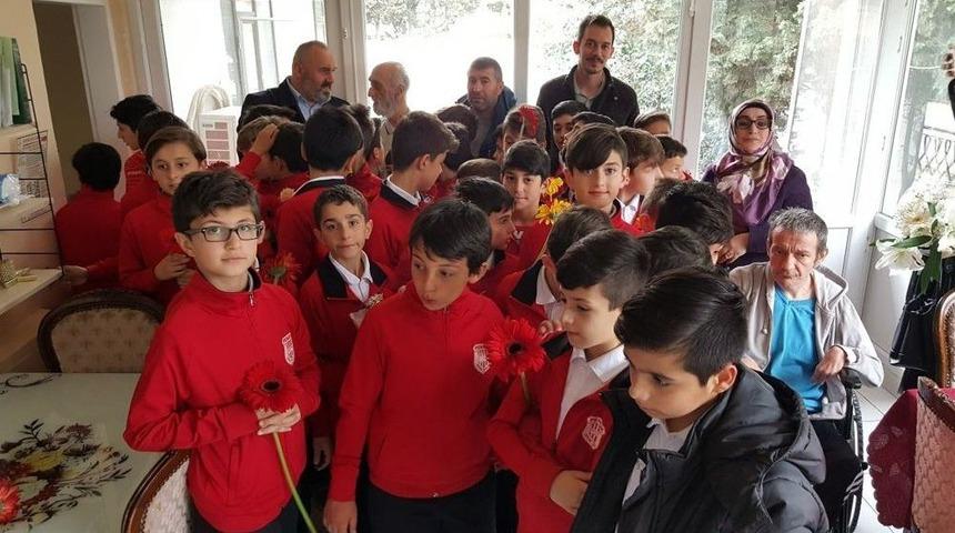 Minik Sporcular Yaşlıları Unutmadı