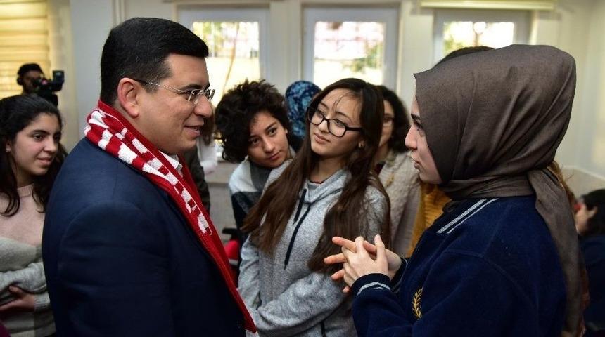 T&uuml;t&uuml;nc&uuml;, Gen&ccedil;lerle Buluştu