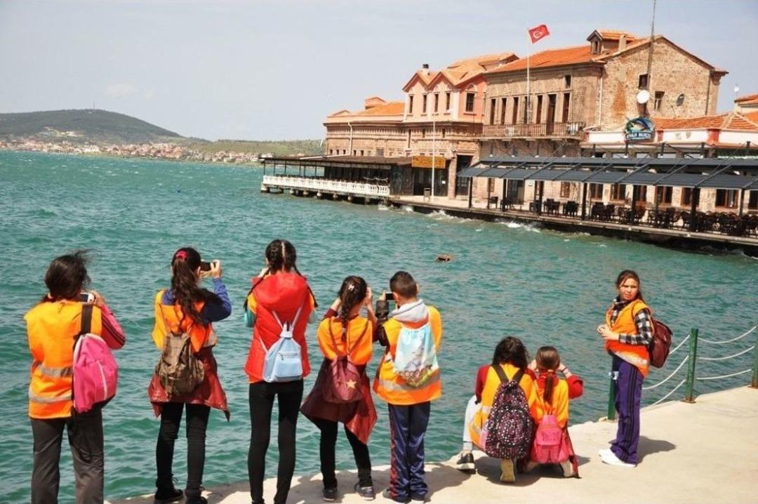 &Ccedil;ocuk G&ouml;z&uuml;yle Fotoğraf &Ccedil;ektiler