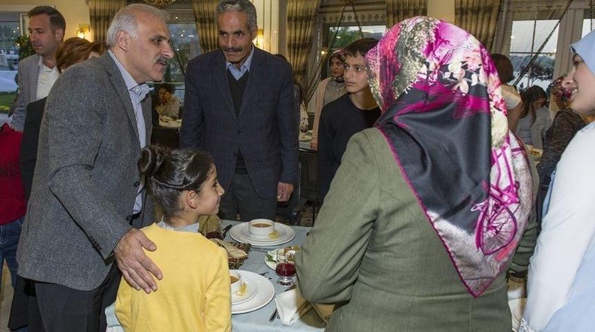 Vali Zorluoğlu&rsquo;nun İftar Konukları Bu Kez &Ccedil;ocuklar Oldu
