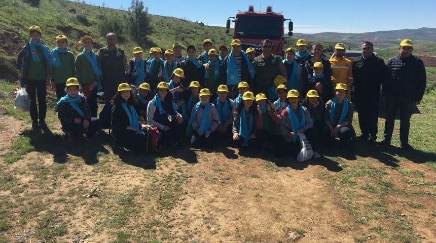 G&ouml;lbaşı İl&ccedil;esinde &Ouml;ğrenciler Zeytin Fidanı Dikti