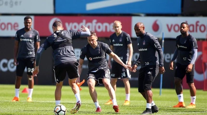 Beşiktaş, G&ouml;ztepe Ma&ccedil;ı Hazırlıklarını S&uuml;rd&uuml;rd&uuml;