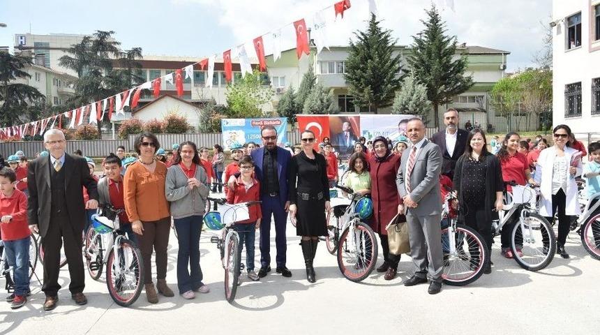 İzmit&rsquo;te &Ouml;ğrencilere Bisikletleri Başkan Doğan&rsquo;dan