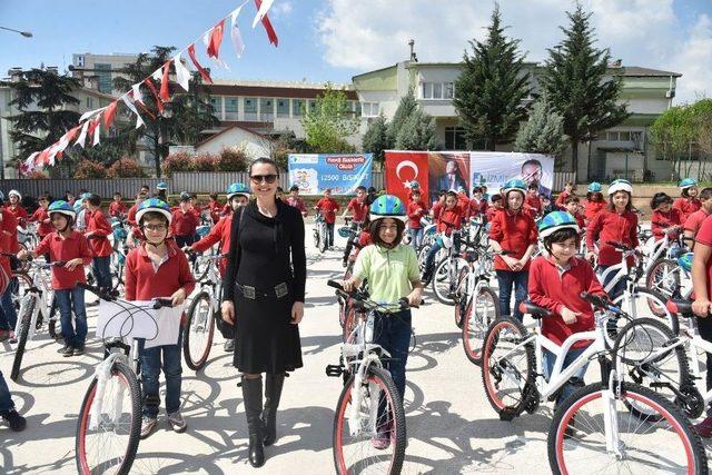 İzmit’te Öğrencilere Bisikletleri Başkan Doğan’dan