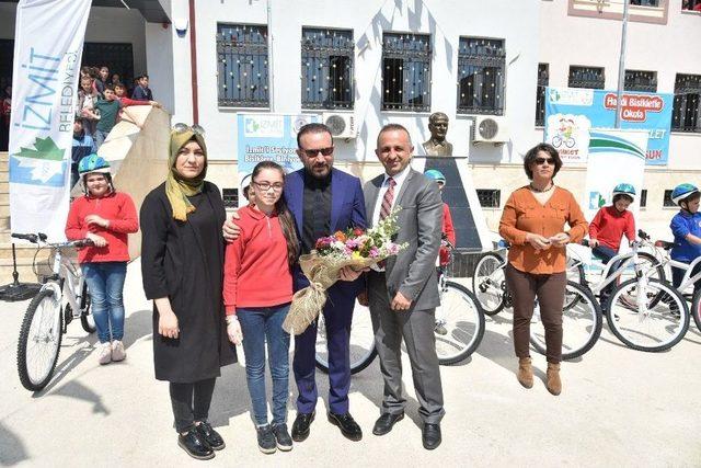 İzmit’te Öğrencilere Bisikletleri Başkan Doğan’dan