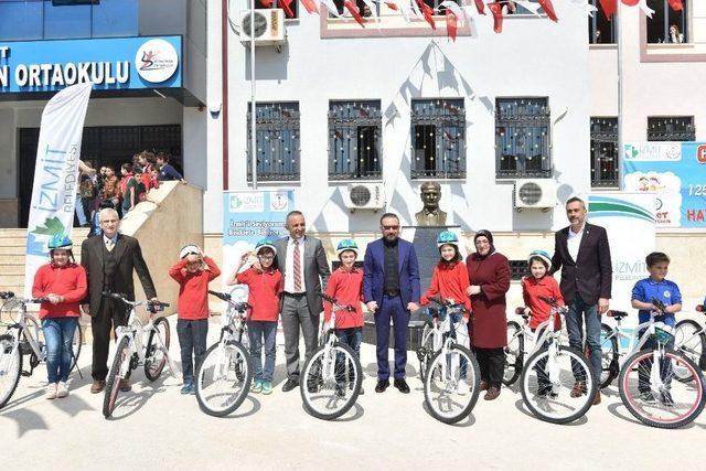 İzmit’te Öğrencilere Bisikletleri Başkan Doğan’dan