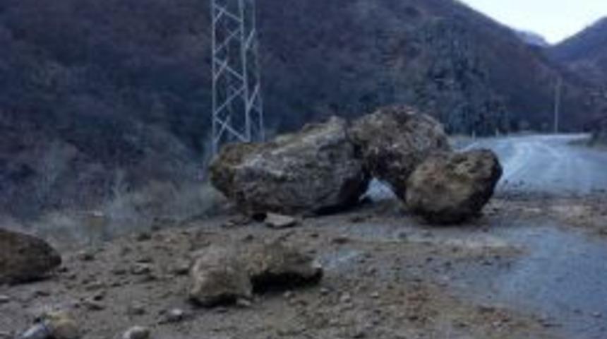 Tunceli-erzincan Karayolunda Heyelan