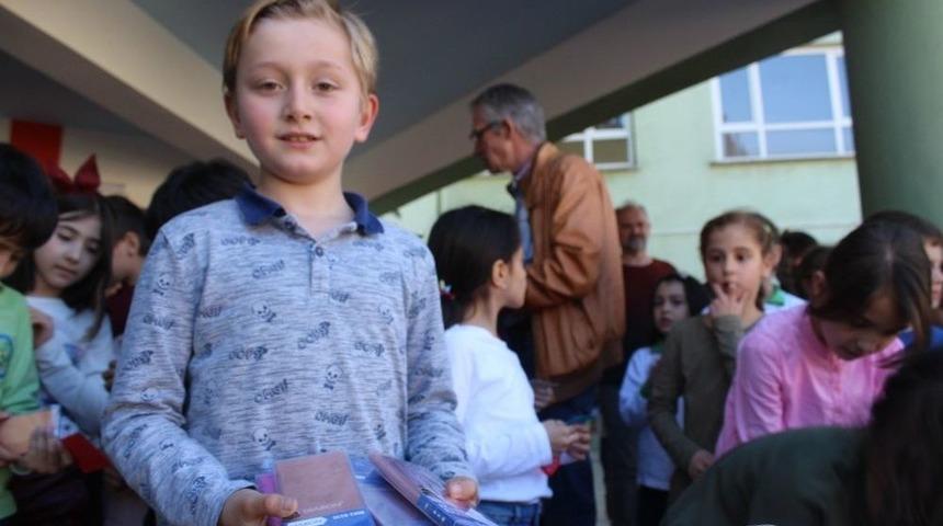 Öğrencilerden Zeytin Dalı Harekatı’ndaki Asker Ağabeylerine Taşınabilir Şarj Aleti Ve Sineksavar Hediyesi