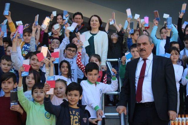 Öğrencilerden Zeytin Dalı Harekatı’ndaki Asker Ağabeylerine Taşınabilir Şarj Aleti Ve Sineksavar Hediyesi