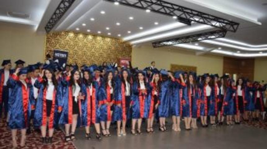 Lise &Ouml;ğrencileri Kep Atarak Mezuniyet Heyecanı Yaşadı