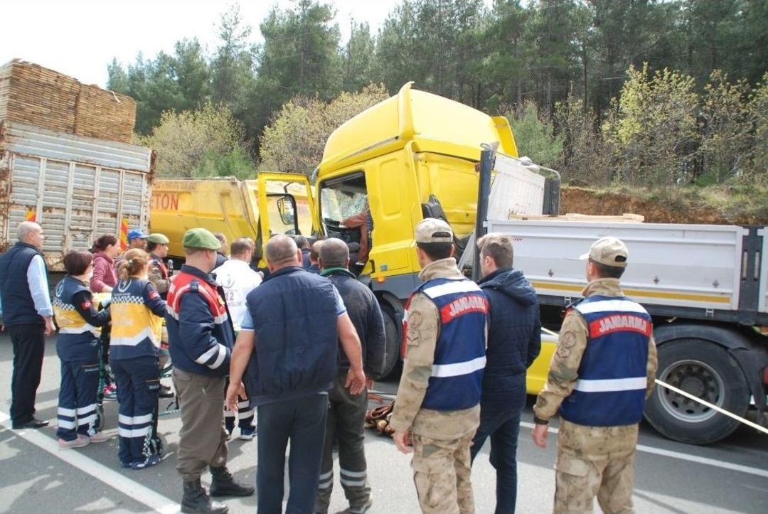 Tıra Arkadan &Ccedil;arpan Tır Şof&ouml;r&uuml; Ara&ccedil;ta Sıkıştı