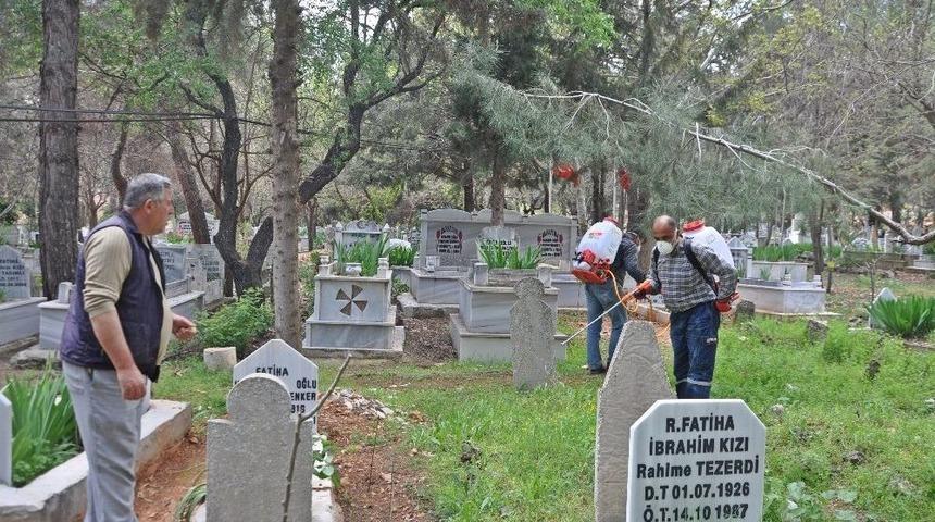 G&ouml;lbaşı İl&ccedil;esinde Mezarlıklar İla&ccedil;landı
