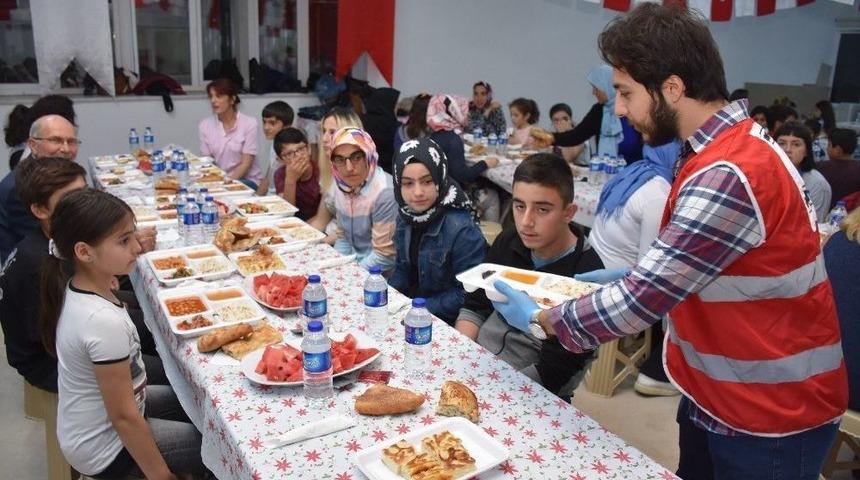 T&uuml;rk Kızılayı, &Ccedil;ocuklarla Birlikte İftar Yaptı