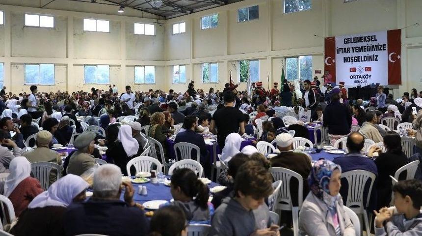 Ortak&ouml;y&rsquo;l&uuml; Gen&ccedil;lerden 2 Bin Kişilik İftar Yemeği