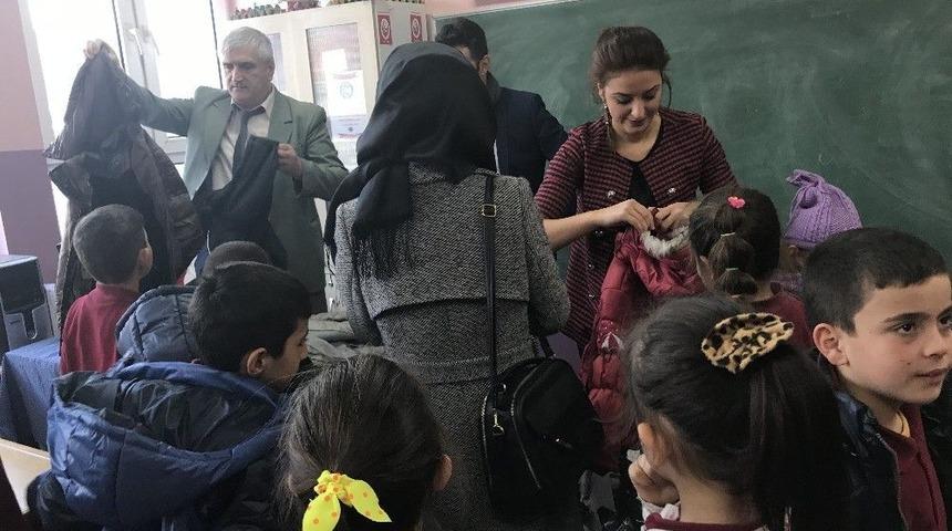 &Ouml;ğrenciler &Uuml;ş&uuml;mesin Diye K&ouml;y K&ouml;y Dolaşıyorlar