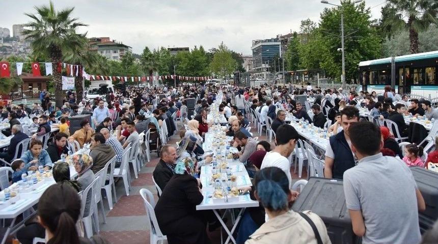 Binlerce Kişi Aynı Sofrada İftar Yaptı