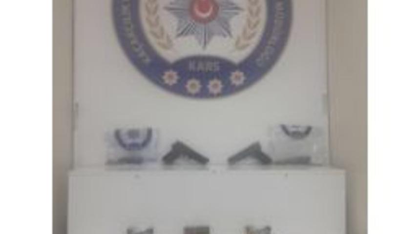 Kars’ta Kaçak İçki Ve Silah Ele Geçirildi