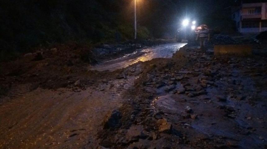 Nazilli Belediyesi Heyelanın Kapattığı Yola Anında M&uuml;dahale Etti.