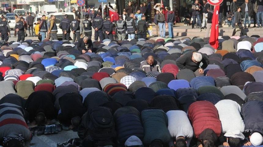 Cuma Namazı &Ccedil;ıkışı Kud&uuml;s Kararı Protesto Edildi