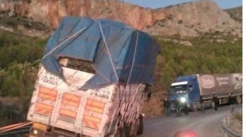 Sebze Y&uuml;kl&uuml; Kamyon Devrilmekten Son Anda Kurtuldu