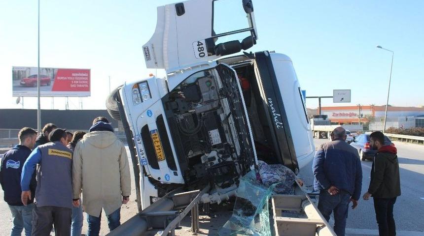 Devrilen Tırın Altında Kalan Yabancı Uyruklu S&uuml;r&uuml;c&uuml;n&uuml;n Kolu Koptu