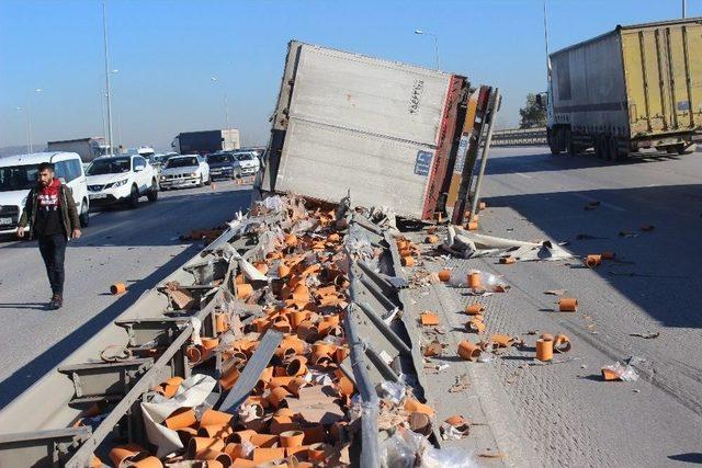 Devrilen Tırın Altında Kalan Yabancı Uyruklu Sürücünün Kolu Koptu