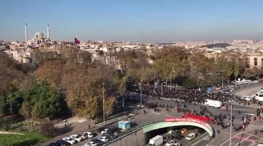 Sara&ccedil;hane&rsquo;de Toplanan Binlerce Kişi Havadan G&ouml;r&uuml;nt&uuml;lendi