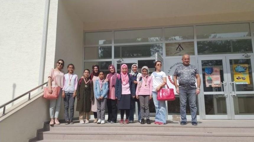 Başarılı &Ouml;ğrenciler &Ouml;d&uuml;llendirildi