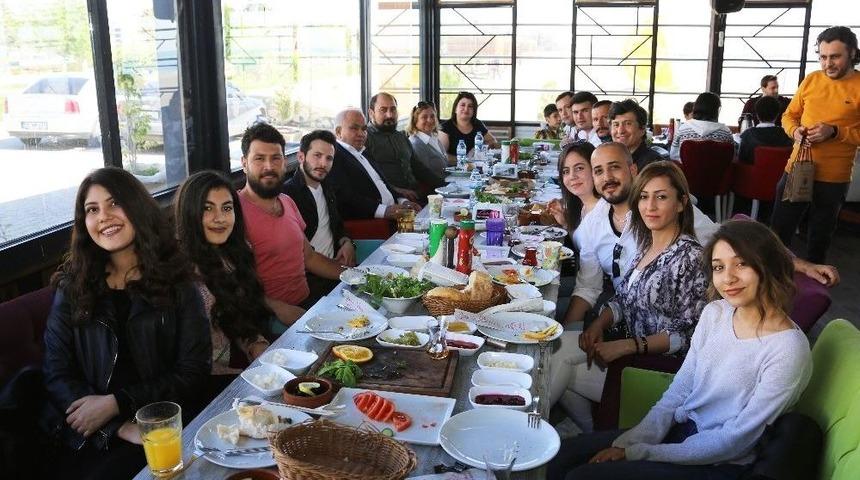 Başkan Tollu, Şehir Tiyatrosu Oyuncularıyla Bir Araya Geldi