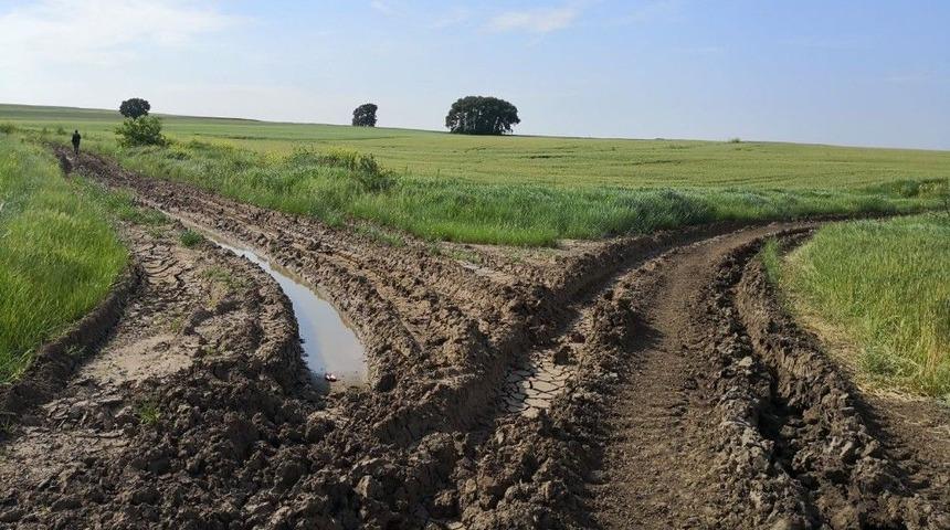 Hasat Dönemi Öncesinde Tarla Yolları Onarılıyor
