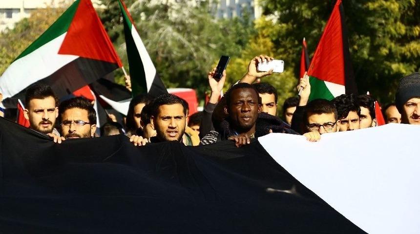 &Uuml;niversite &Ouml;ğrencilerinden Kud&uuml;s Kararını Protesto