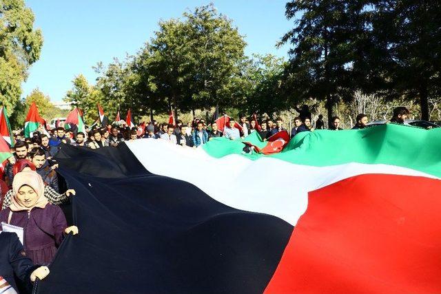 Üniversite Öğrencilerinden Kudüs Kararını Protesto