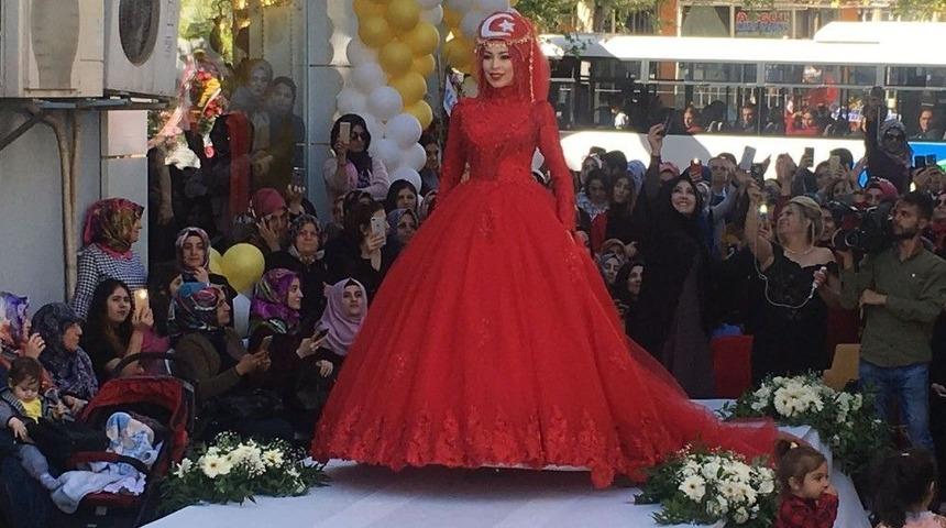 Mankenler Sokak Defilesi Yaptı