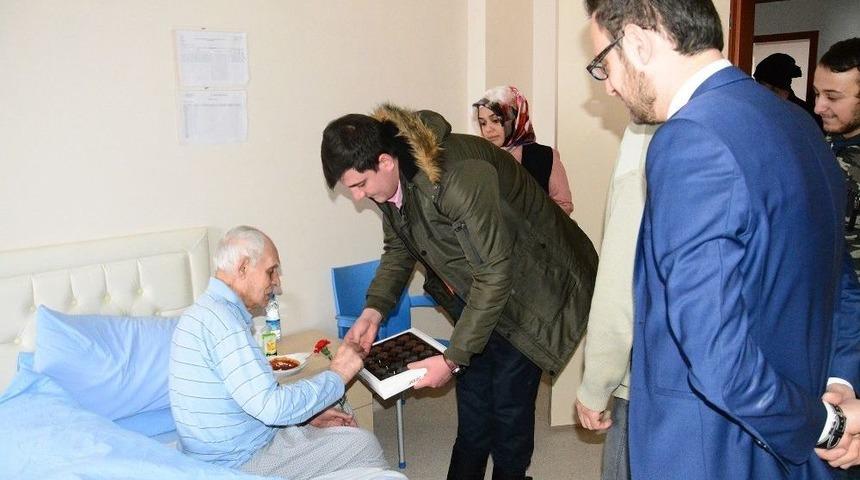 Giresun’un Şebinkarahisar İlçesinde Üniversiteli Öğrenciler, Bakım Merkezindeki Yaşlıları Ziyaret Etti