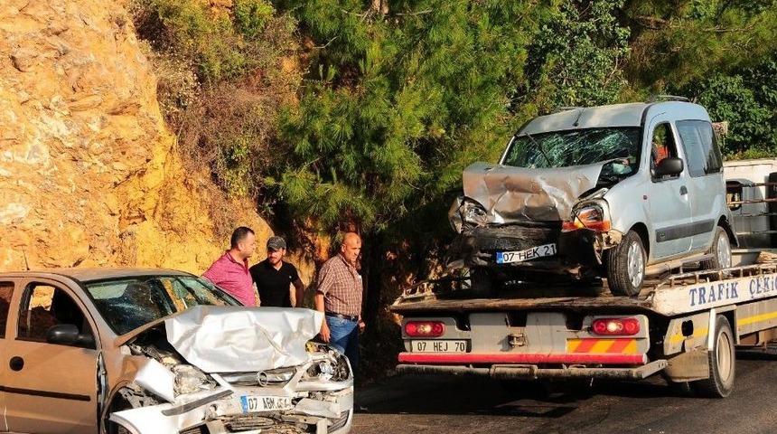 Alanya&rsquo;da 2 Otomobil Kafa Kafaya &Ccedil;arpıştı: 1&rsquo;i Ağır 5 Yaralı