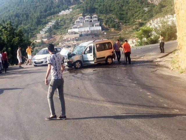 Alanya’da 2 Otomobil Kafa Kafaya Çarpıştı: 1’i Ağır 5 Yaralı