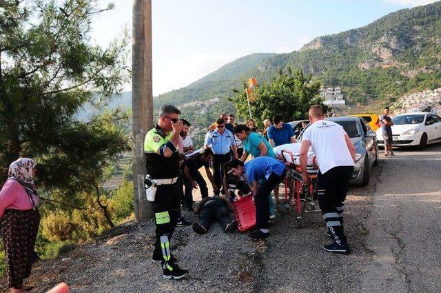 Alanya’da 2 Otomobil Kafa Kafaya Çarpıştı: 1’i Ağır 5 Yaralı