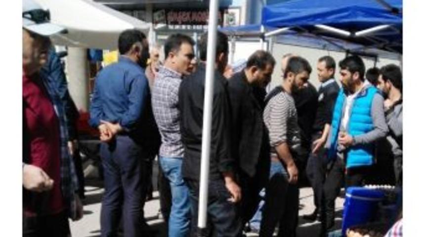 Pazarda Bı&ccedil;aklı Kavga: 1 Yaralı