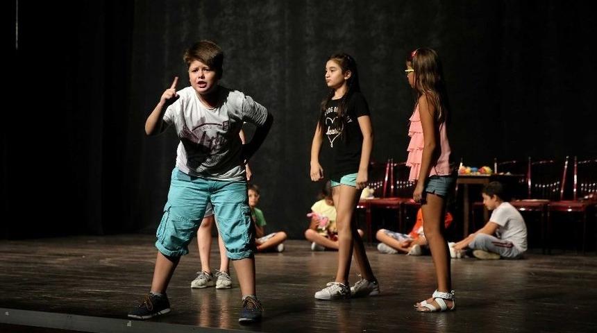 Tiyatronun Yıldızları Karşıyaka&rsquo;da Yetişiyor